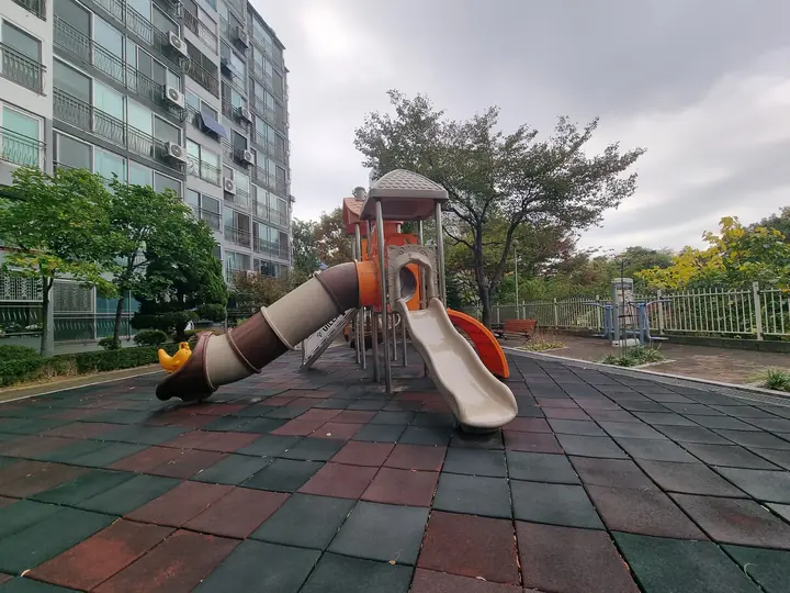 터널 미끄럼틀이 있는 놀이터