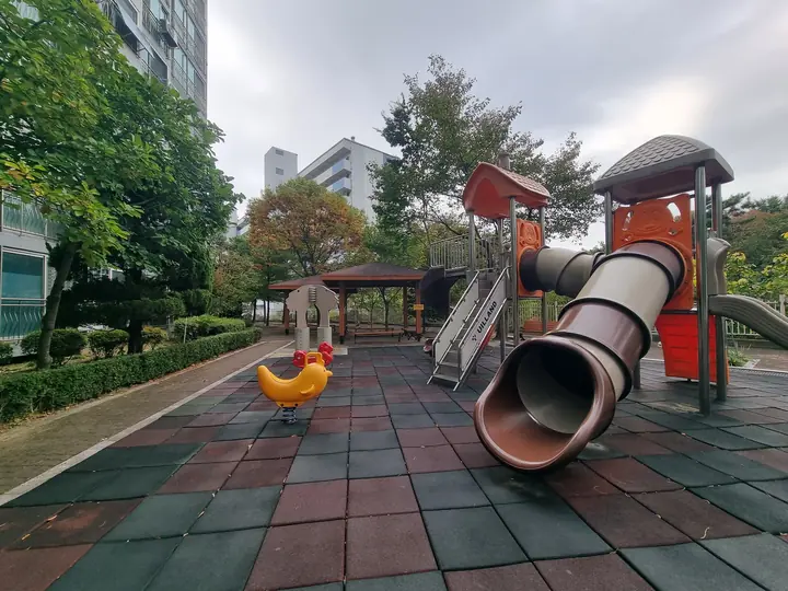 정자 옆 놀이대와 흔들놀이 기구