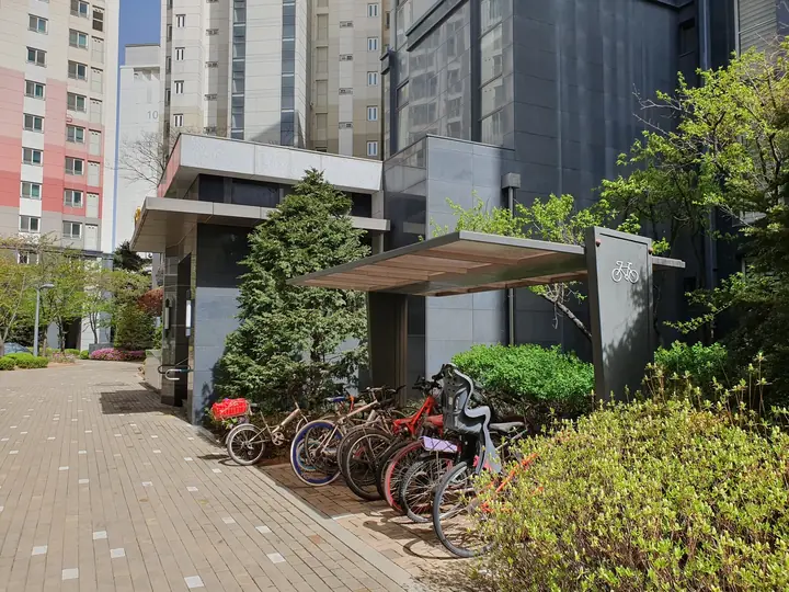 동 출입구 옆 자전거 보관대