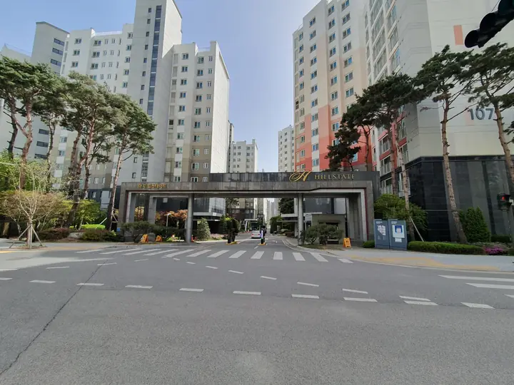 길 건너에서 본 정문