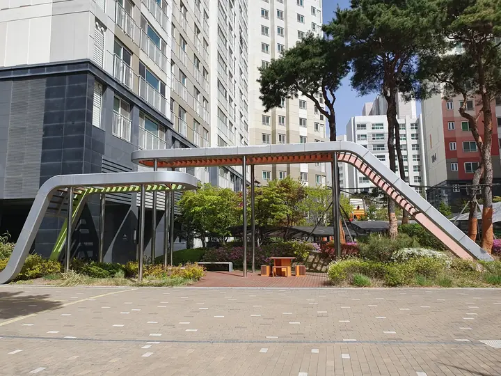 테이블이 놓인 퍼걸러 쉼터