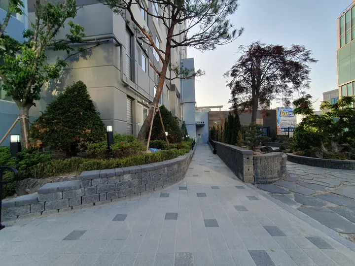 동 옆으로 이어진 판석 산책로