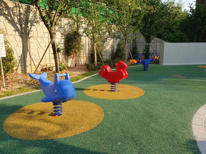 고래와 새 모양 스프링 놀이기구