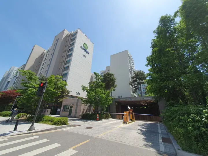 엠밸리 로고가 걸린 101동과 진입로
