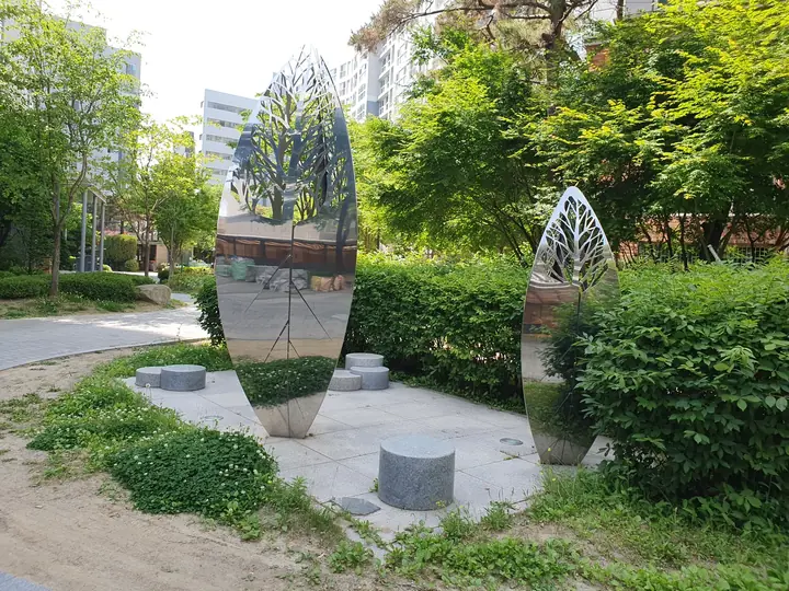 거울 잎 조형물 정원