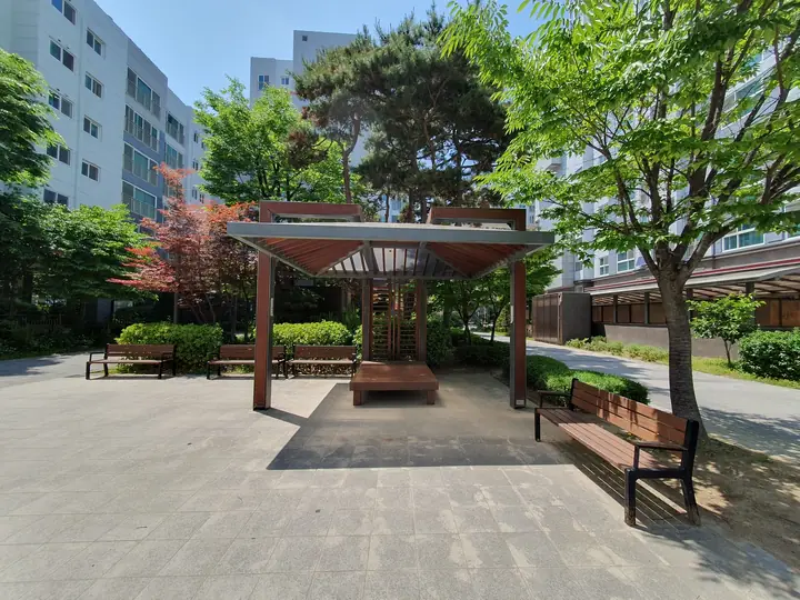 벤치가 놓인 퍼걸러 쉼터