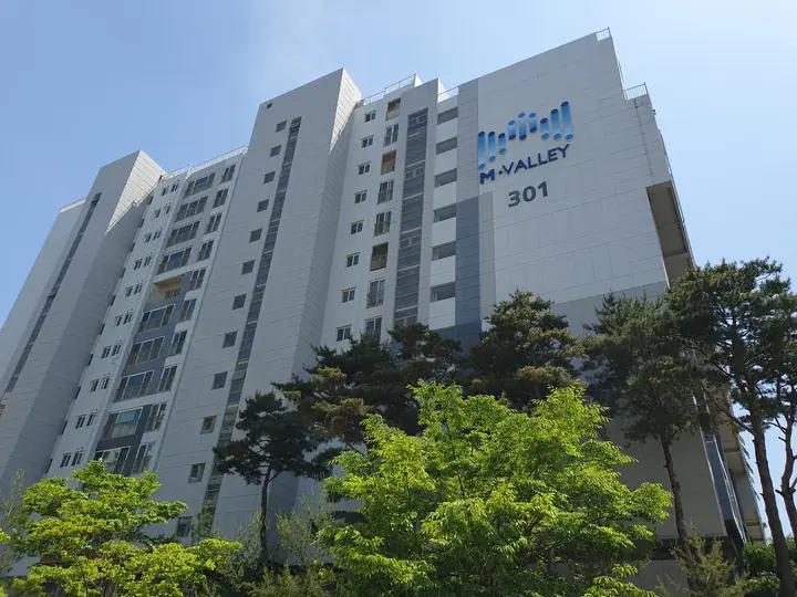 M-VALLEY 로고가 걸린 301동