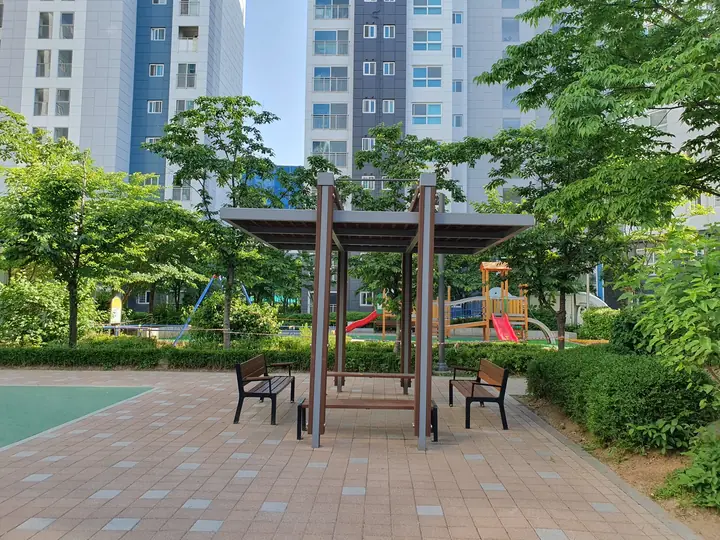 놀이터 앞 퍼걸러 쉼터