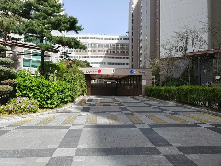지하주차장 입구
