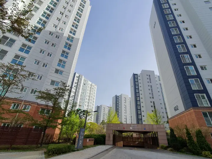 602동 앞 지하주차장 입구