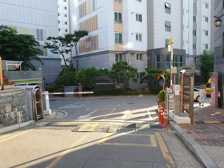 차단기가 선 후문 진입로