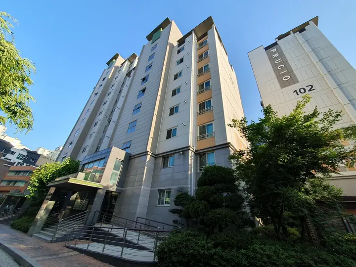 PRUGIO 로고가 걸린 102동