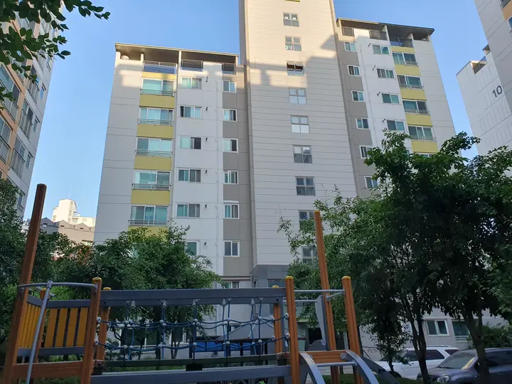 노란 포인트 발코니가 이어진 동