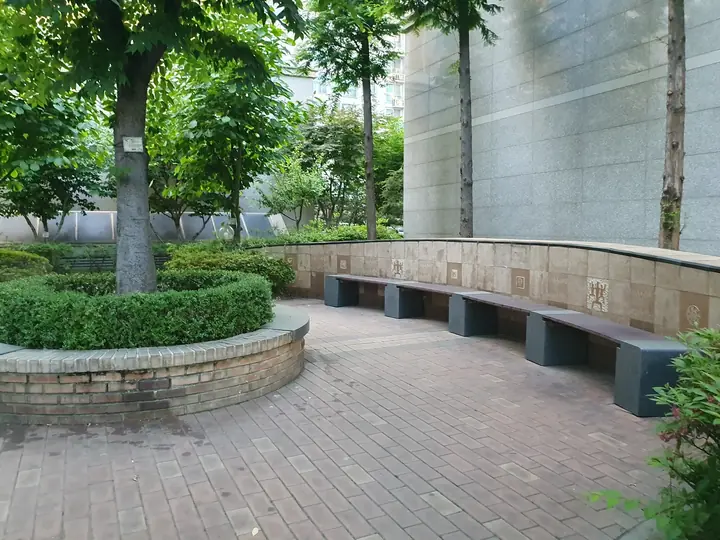 원형 화단과 긴 벤치