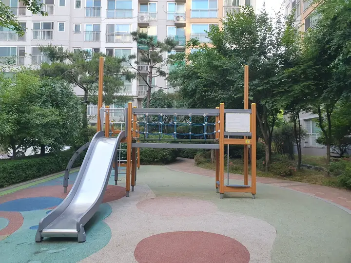 동 사이 미끄럼틀 놀이터