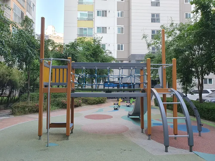 그물다리가 걸린 놀이대