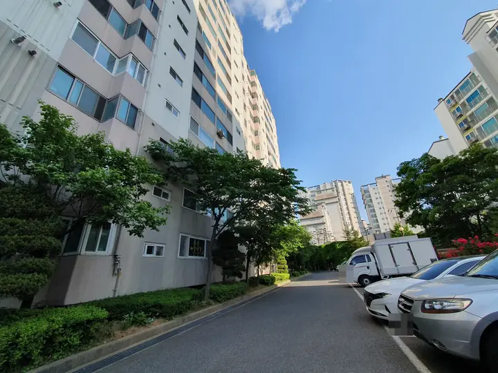 주차장 따라 이어진 단지 안길