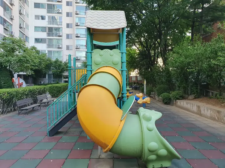 나선 터널 미끄럼틀
