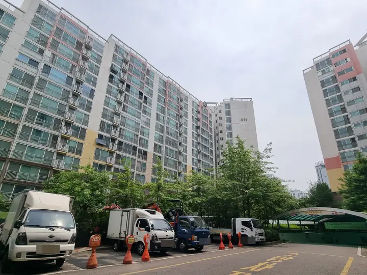 15층 동들이 둘러싼 단지 안 도로