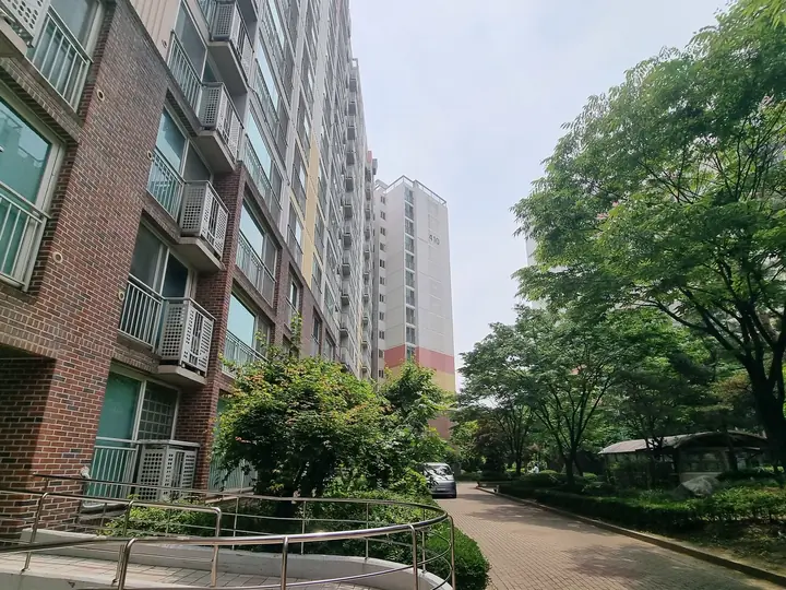 동 옆 경사로와 나무 그늘이 드리운 단지 안길