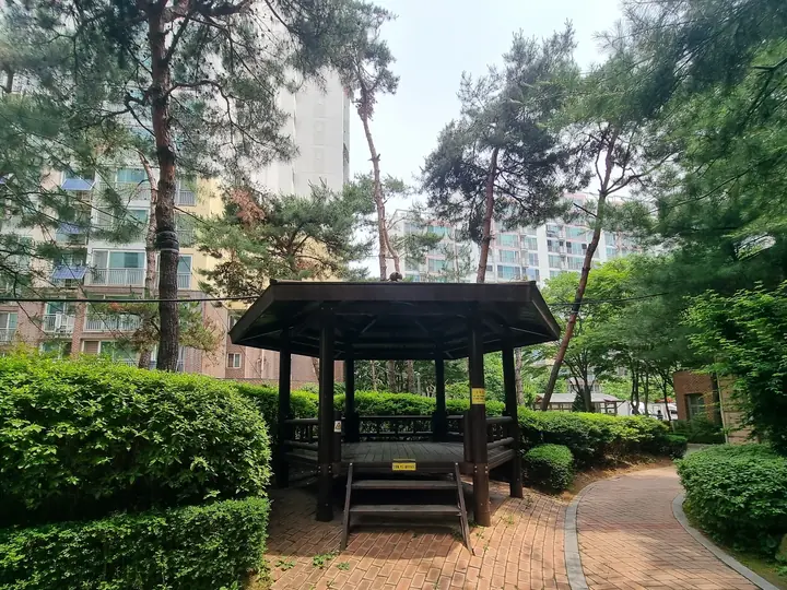 소나무 아래 팔각 정자 쉼터