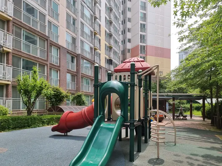 튜브 미끄럼틀과 녹색 미끄럼틀
