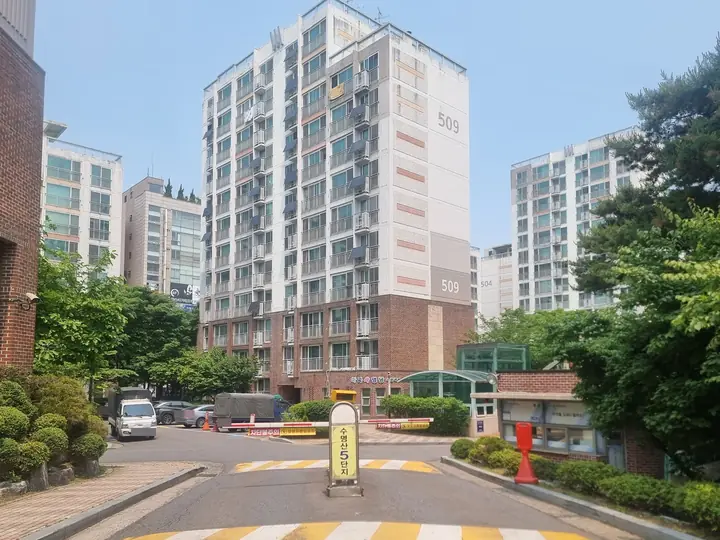 차량 출입 차단기가 있는 단지 입구와 505동