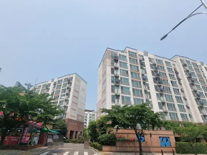 단지 앞 사거리에서 본 동들과 상가