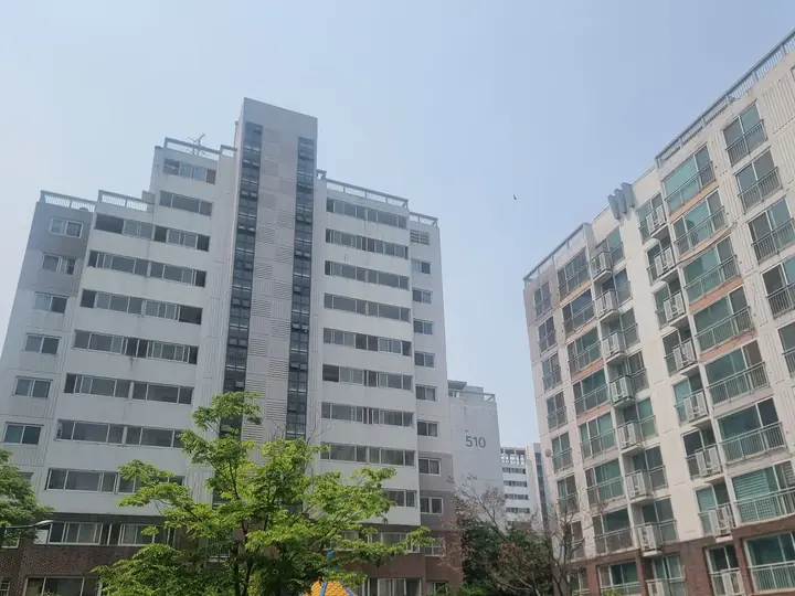 15층 동과 그 앞의 유아 놀이터
