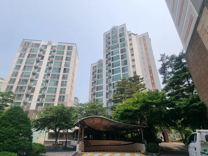 지하주차장 입구 너머 동들