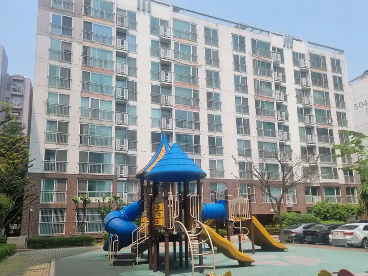 파란 지붕 놀이대와 흔들 놀이기구