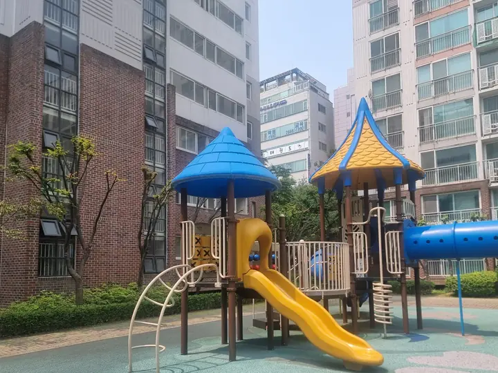 노란 미끄럼틀과 터널이 있는 놀이터