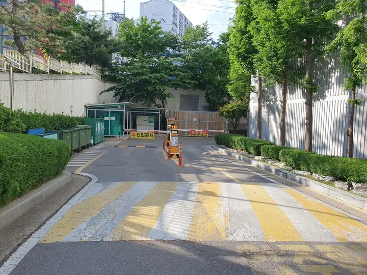 차단기가 선 후문 진입로