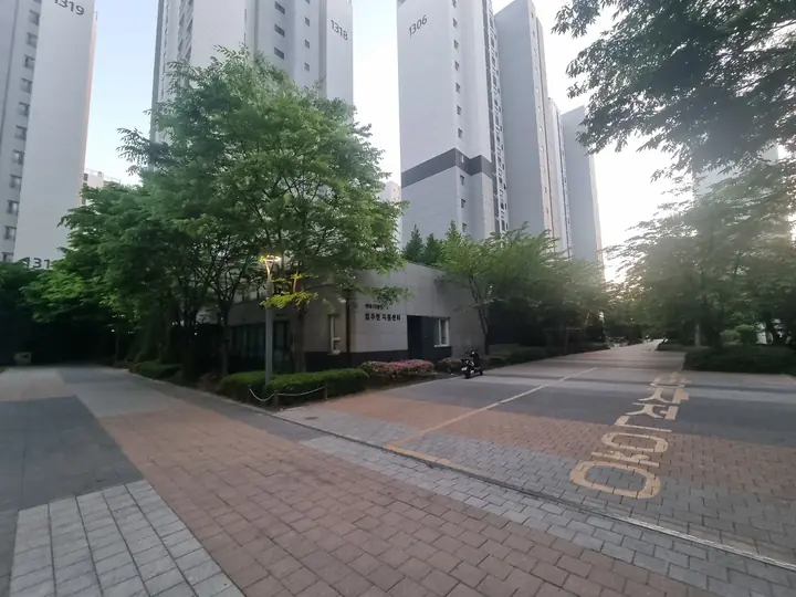 동 사이 넓은 보행로