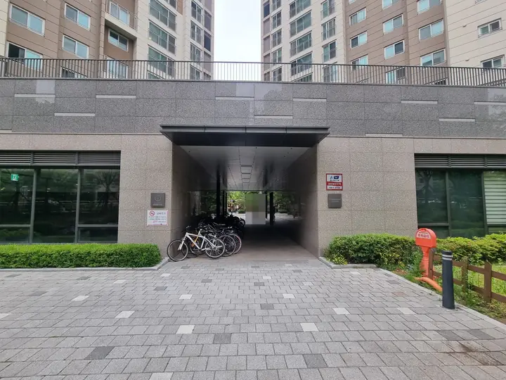 자전거 거치대가 놓인 필로티 통로