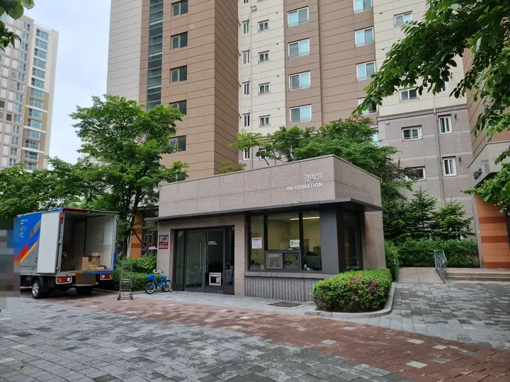 경비실(INFORMATION)과 고층 동