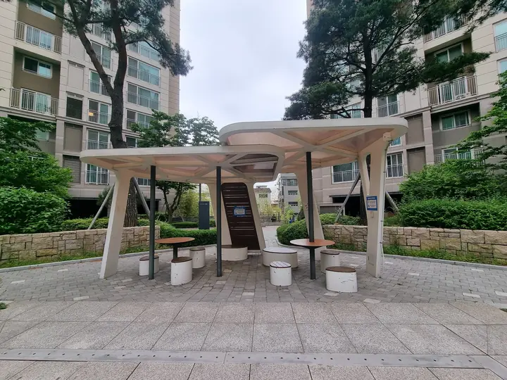 곡선 지붕 쉼터와 원형 테이블