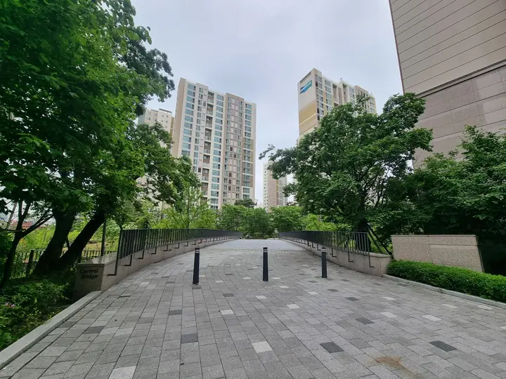 볼라드가 선 Central Bridge 보행로