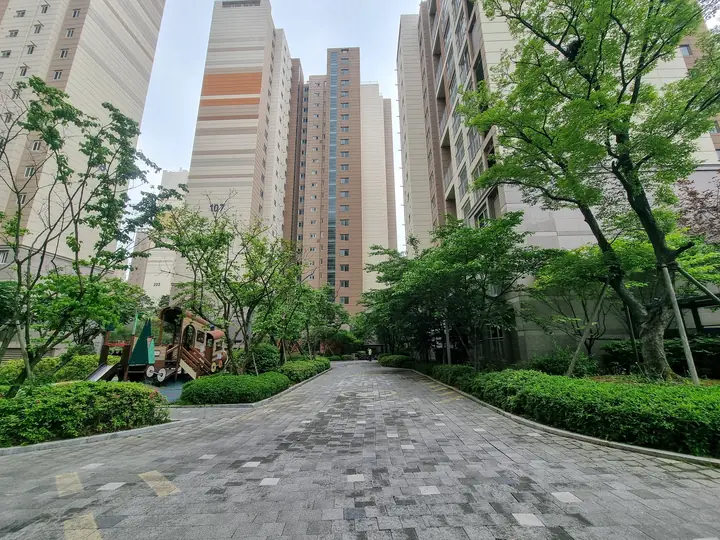 놀이터 옆으로 굽어 도는 단지 안길