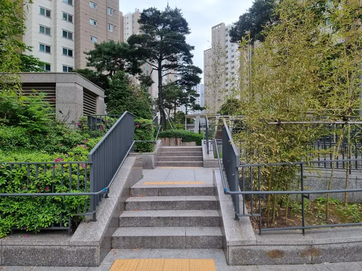 대나무 숲 옆 단지 진입 계단