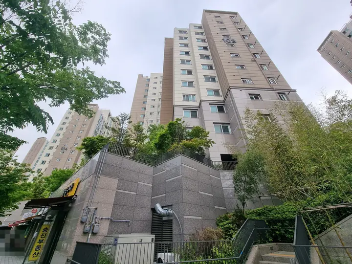 길가 상가 쪽에서 올려다본 103·104동