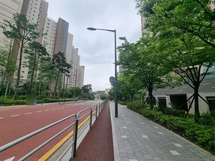 단지를 따라 이어진 자전거도로와 보도