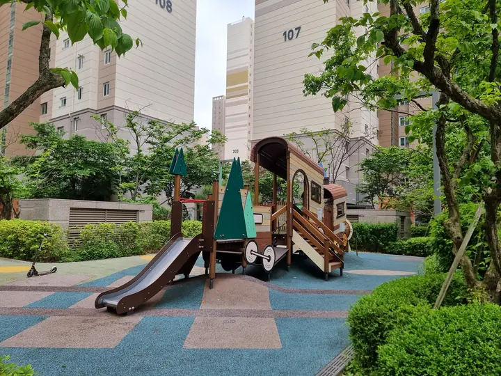 107동 앞 기차 모양 놀이터