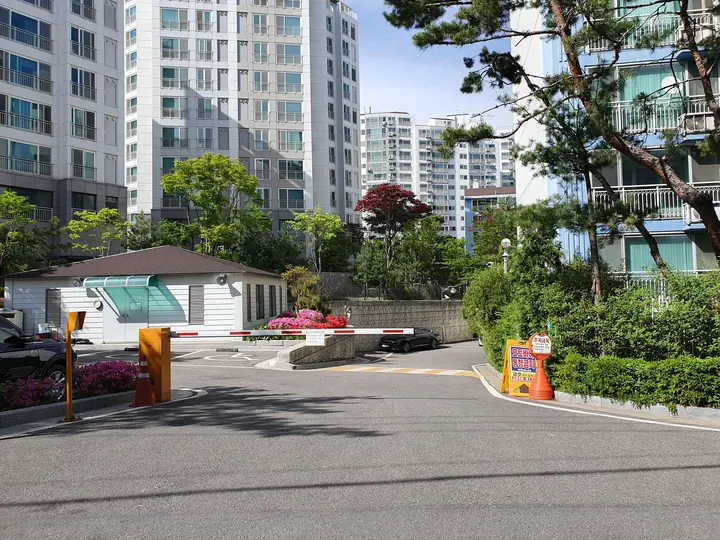 차단기가 선 출입구