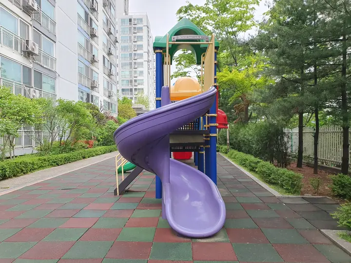 보라색 나선 미끄럼틀