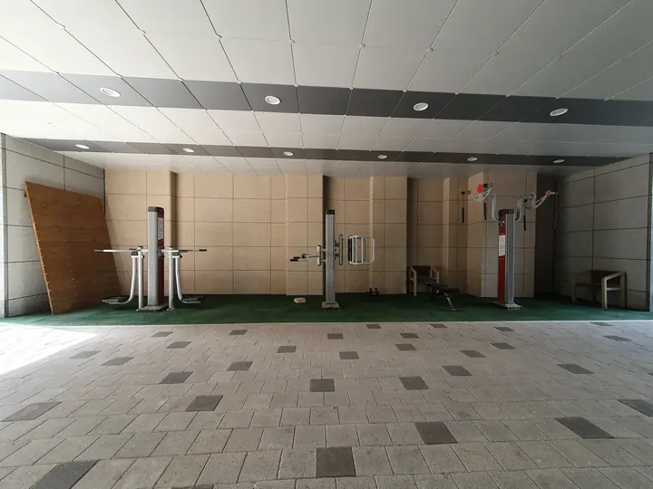 필로티 아래 운동공간