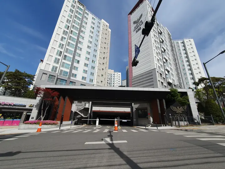 지하주차장으로 이어지는 정문