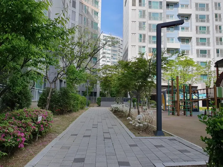 놀이터 옆 단지 산책로