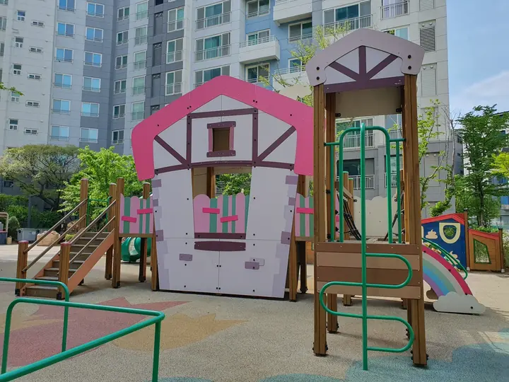 오두막과 정글짐 놀이대