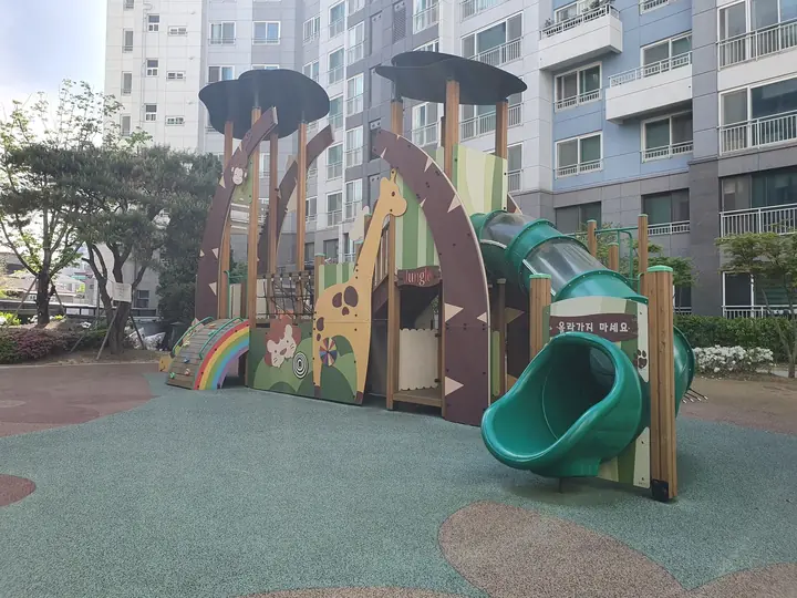 무지개 계단과 초록 터널 미끄럼틀